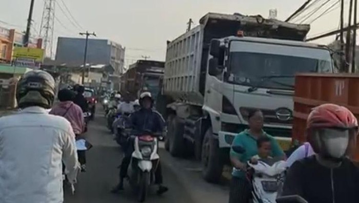 Truk Parung Panjang