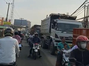 Perbup Nggak Mempan! Pagi-pagi Truk Tambang Sudah Kepung Permukiman Parung Panjang