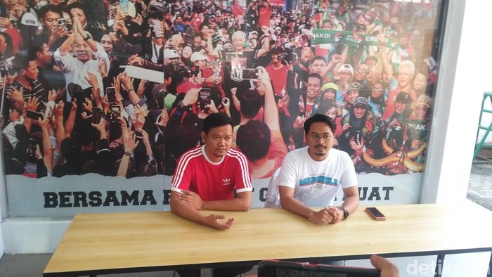 Ketua TPD Ganjar-Mahfud Md Sulsel Udin Saputra Malik bersama Sekretaris TPD Fadli Ananda saat konferensi pers di Jalan Jenderal Sudirman, Rabu (22/11/2023).