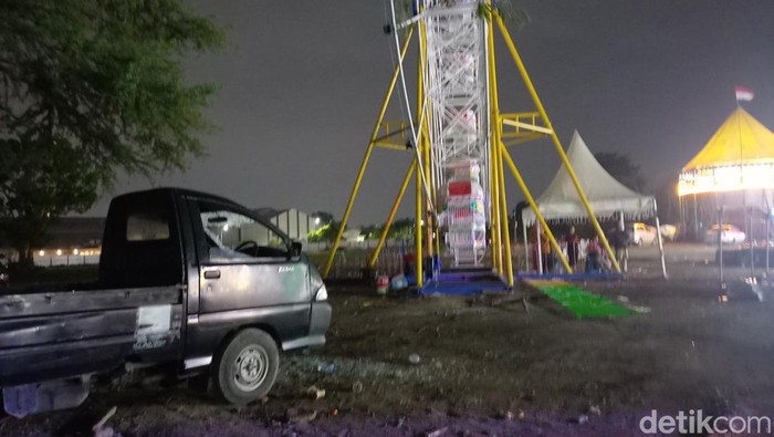 Wahana bianglala pasar malam di Karanganyar rontok menimpa mobil, Selasa (21/111/2023) malam.