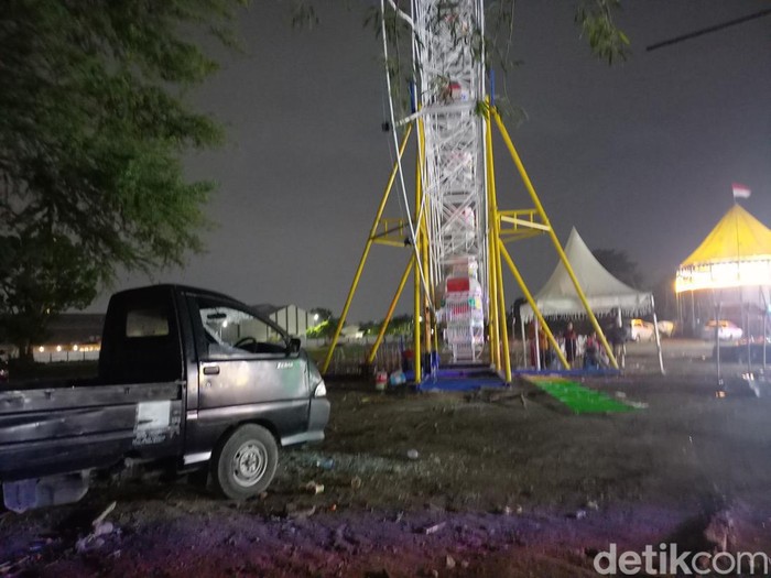 Wahana bianglala pasar malam di Karanganyar rontok menimpa mobil, Selasa (21/111/2023) malam.