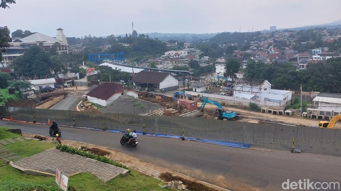 Wakil Wali Kota Bogor Dedie A Rachim meninjau perbaikan tebing longsor di lokasi proyek pembangunan underpass di Jl Batutulis, Kota Bogor. (M Sholihin/detikcom)