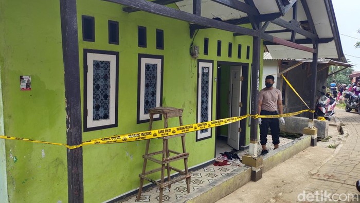 Warga di Desa Bojong Leles, Kecamatan Cibadak, Lebak, dihebohkan dengan penemuan mayat seorang pria. Jasad korban sudah membusuk dan mengeluarkan bau menyengat. (Fathul R/detikcom)