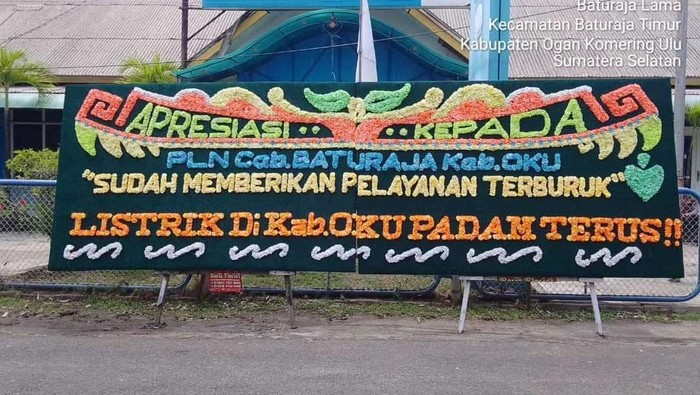 Warga kirimkan karangan bunga ke kantor PLN Baturaja OKU