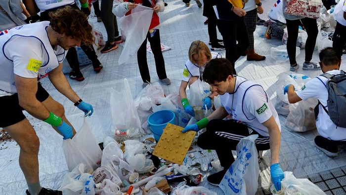 Wow! Jepang Gelar Kompetisi Memungut Sampah Pertama di Dunia Members of team UK pose with their victory trophy at an award ceremony during a trash picking competition known as