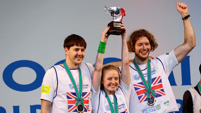 Wow! Jepang Gelar Kompetisi Memungut Sampah Pertama di Dunia Members of team UK pose with their victory trophy at an award ceremony during a trash picking competition known as
