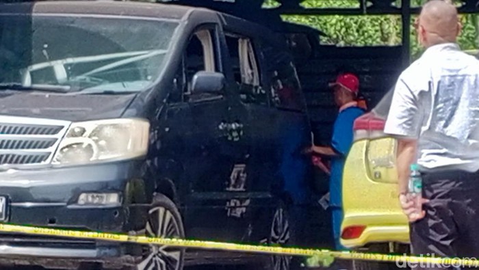 Yosep Hidayah (baju tahanan biru) saat melakoni rekonstruksi pembunhan Tuti-Amel, Rabu (22/11/2023).