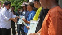 Menteri Agraria dan Tata Ruang/Kepala Badan Pertanahan Nasional (ATR/BPN) Hadi Tjahjanto (kiri) menyerahkan sertifikat tanah hasil program Pendaftaran Tanah Sistematis Lengkap (PTSL) dan Penerimaan Negara Bukan Pajak (PNBP) di Perumahan Reno Joyo, Desa Kedungsolo, Kecamatan Porong, Sidoarjo, Jawa Timur, Kamis (23/11/2023).