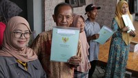 Kementerian Agraria Tata Ruang/Badan Pertanahan Nasional (BPN) melalui Kantor Pertanahan Sidoarjo menyerahkan sekitar 640 sertifikat tanah kepada korban bencana alam Lumpur Lapindo.
