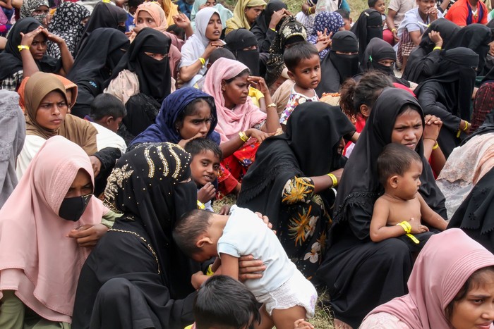 Sejumlah imigran etnis Rohingya yang dipindahkan dari Pantai Ujong Kareung Sabang menunggu pendataan setibanya di tempat penampungan sementara di gedung eks kantor Imigrasi, Punteuet, Lhokseumawe, Aceh, Kamis (23/11/2023). Sebanyak 514 orang imigran Rohingya yaitu terdiri dari 222 orang terdampar di Kota Sabang, 36 orang di Aceh Timur dan 256 orang di Kabupaten Bireuen, ditampung sementara di gedung eks kantor Imigrasi hingga 3 bulan ke depan. ANTARA FOTO/Rahmad/nym.