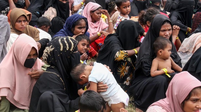 Sejumlah imigran etnis Rohingya yang dipindahkan dari Pantai Ujong Kareung Sabang menunggu pendataan setibanya di tempat penampungan sementara di gedung eks kantor Imigrasi, Punteuet, Lhokseumawe, Aceh, Kamis (23/11/2023). Sebanyak 514 orang imigran Rohingya yaitu terdiri dari 222 orang terdampar di Kota Sabang, 36 orang di Aceh Timur dan 256 orang di Kabupaten Bireuen, ditampung sementara di gedung eks kantor Imigrasi hingga 3 bulan ke depan. ANTARA FOTO/Rahmad/nym.