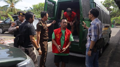 6 tersangka pembakaran resort Desa Bugbug saat tiba di Lapas Kelas IIB Karangasem, Kamis (23/11/2023). (istimewa)