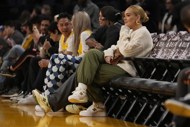 Adele dan Rich Paul muncul di pertandingan antara Los Angeles Lakers dan Dallas Mavericks di Crypto.com Arena, Los Angeles, AS, pada Rabu (22/11/2023). Untuk pertama kalinya, mereka terlihat di depan publik setelah Adele disebut telah mengonfirmasi pernikahannya dengan sang agen bintang olahraga itu. (Foto: AP Photo/Marcio Jose Sanchez)