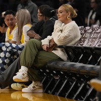 Adele dan Rich Paul muncul di pertandingan antara Los Angeles Lakers dan Dallas Mavericks di Crypto.com Arena, Los Angeles, AS, pada Rabu (22/11/2023). Untuk pertama kalinya, mereka terlihat di depan publik setelah Adele disebut telah mengonfirmasi pernikahannya dengan sang agen bintang olahraga itu. (Foto: AP Photo/Marcio Jose Sanchez)