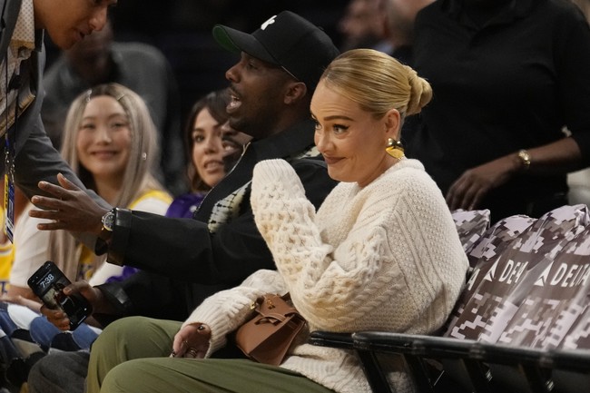 Atasan penyanyi 35 tahun itu berpadu dengan celana kargo hijau yang stylish. Mengedepankan kenyamanan, Adele juga mengandalkan sneakers putih keluaran New Balance. (Foto: AP Photo/Marcio Jose Sanchez)
