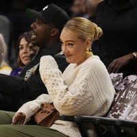 Atasan penyanyi 35 tahun itu berpadu dengan celana kargo hijau yang stylish. Mengedepankan kenyamanan, Adele juga mengandalkan sneakers putih keluaran New Balance. (Foto: AP Photo/Marcio Jose Sanchez)