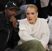 Sebuah cincin memperkuat rumor tersebut. Harian Daily Mail menyoroti cincin yang melingkar di jari manis kiri pelantun Someone Like You itu. (Foto: AP Photo/Marcio Jose Sanchez)