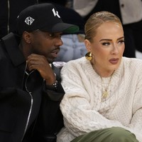 Adele disebut berusaha menyembunyikan cincin emas bermata berlian itu di balik sweater krem lengan panjangnya. Namun tetap saja penampakan cincinnya berhasil terabadikan oleh kamera para fotografer. Kantor berita Associated Press dalam keterangan fotonya menyebut Rich Paul sebagai suami Adele. (Foto: AP Photo/Marcio Jose Sanchez)