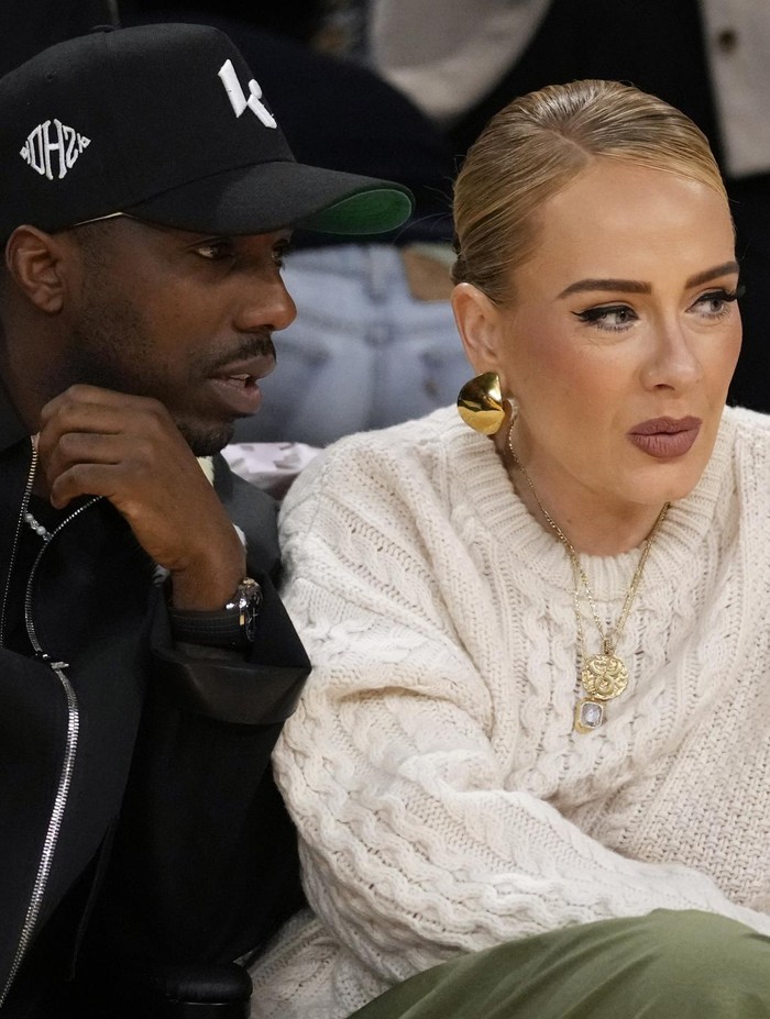 Adele dan Rich Paul Setelah Menikah Singer Adele sits with her husband Rich Paul during an NBA basketball game between the Los Angeles Lakers and the Dallas Mavericks Wednesday, Nov. 22, 2023, in Los Angeles. (AP Photo/Marcio Jose Sanchez)