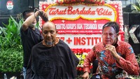 Novel Baswedan juga ikut melakukan aksi cukur gundul.