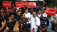 Aksi tersebut menyikapi penetapan status tersangka kepada Ketua KPK Firli Bahuri oleh Polda Metro Jaya. 