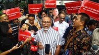 Massa aksi juga membawa sejumlah atribut seperti poster.