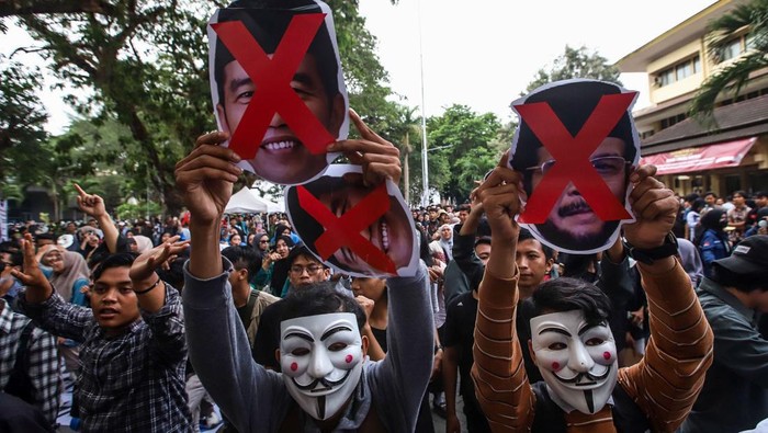 Aksi Mahasiswa Gelar Mimbar Demokrasi Tolak Politik Dinasti Suasana Mimbar Demokrasi bertajuk 'Mahasiswa Bersama Rakyat Tolak Politik Dinasti dan Pelanggar HAM' di Kampus Institut Seni Indonesia (ISI) Yogyakarta, Bantul, Kamis (23/11/2023).