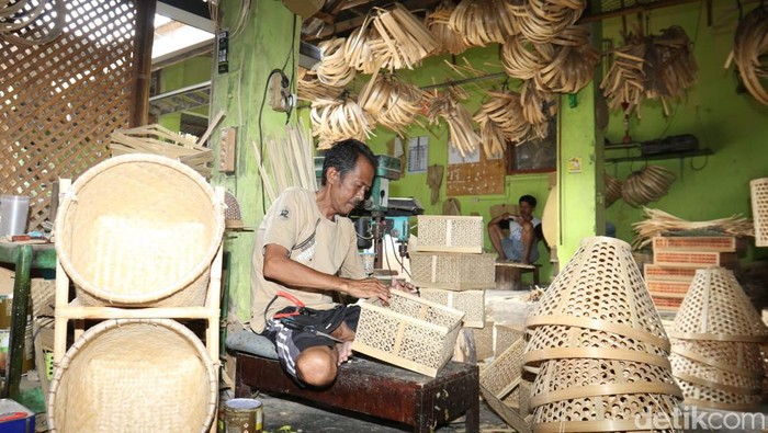 Aktivitas perajin bambu di Gintangan Banyuwangi saat memproduksi sejumlah kerajinan anyam bambu yang akan dikirim ke sejumlah negara eksportir.
