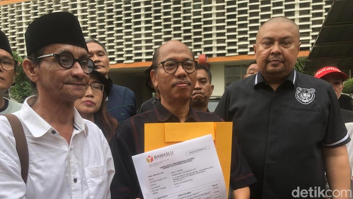 Aliansi Masyarakat Peduli Pemilu Jurdil (AMPPJ) melaporkan panitia acara Desa Bersatu dan Gibran Rakabuming ke Bawaslu RI.