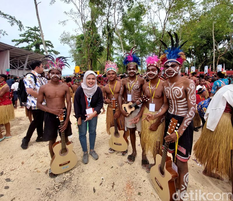 Anak sekolah yang tampil dalam Sail Teluk Cendrawasih 2023