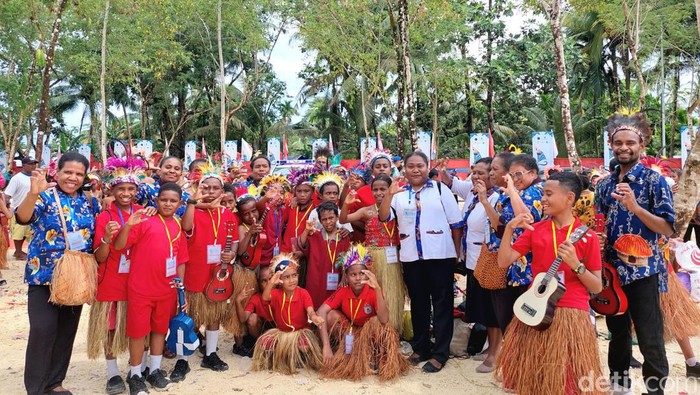 Anak sekolah yang tampil dalam Sail Teluk Cendrawasih 2023