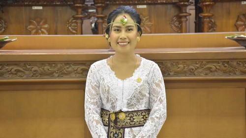 Anggota DPRD Bali Ni Komang Ayu Darmiyanti di gedung DPRD Bali seusai pelantikan dirinya sebagai anggota dewan, Kamis (16/11/2023).