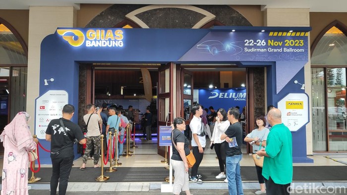 Antusiasme pengunjung di GIIAS Bandung 2023