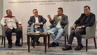 (Kiri-kanan ) Syahrianto Ketua Asosiasi Pekebun Swadaya Kelapa Sawit Labuhanbatu Sumatera Utara, Mahatma Windrawan Deputy Director Market Transformation RSPO, Rudman Simanjuntak Independent Smallholders Manager Musim Mas Group dan Reza Rinaldi Indonesia Communications Lead, Musim Mas Group Berdiskusi dalam acara media workshop yamg di selenggarakan di Jakarta, Kamis (23/11/2023).  