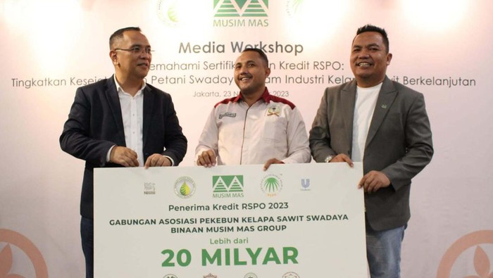Musim Mas Group, salah satu perusahaan kelapa sawit memfasilitasi penyerahan kredit RSPO kepada petani sawit swadaya. Nilainya mencapai Rp 20.318.319.713.