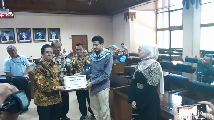 Pemberian bantuan senilai Rp 20 juta kepada para mahasiswa UNS asal Palestina.