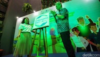 Director of Human Resources & Corporate Affairs Chandra Asri Suryandi bersama Chrysanthi Tarigan turut meluncurkan kampanye Indonesia Asri.  