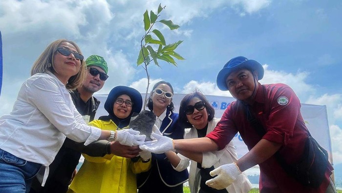BCA Lakukan Penanaman 38.500 Pohon di Bali PT Bank Central Asia Tbk. (BCA) melakukan green action. Mereka melakukan penanaman 38.500 pohon di enam desa di kawasan Denbukit, Buleleng, Bali.