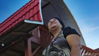 Salah satu penyedia homestay yang ada di Desa Palaes adalah Yunita. Perempuan ini membuka usaha homestay pada tahun 2021. Usaha homestay yang ia kelola pun pernah ditinggali oleh wisatawan dari Jerman.  