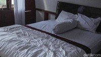Fasilitas yang ditawarkan di homestay ada Wi-Fi, AC, tempat tidur yang nyaman, air, makan pagi. Biaya menginap per hari di 300 ribu per malam. 