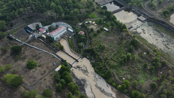 Bendungan Menyusut, PLTA Bili-bili di Sulsel Berhenti Beroperasi Foto udara Pembangkit Listrik Tenaga Air (PLTA) Bili-Bili yang berhenti sementara beroperasi di Kabupaten Gowa, Sulawesi Selatan, Kamis (23/11/2023). PLTA dengan daya sebesar 19,5 megawatt (MW) tersebut berhenti beroperasi selama dua bulan terakhir akibat suplai air dari bendungan Bili-Bili di atasnya menyusut drastis dari normalnya delapan meter kubik per detik menjadi dua meter kubik per detik sebagai dampak dari musim kemarau yang diperparah fenomena El Nino. ANTARA FOTO/Arnas Padda/Spt.