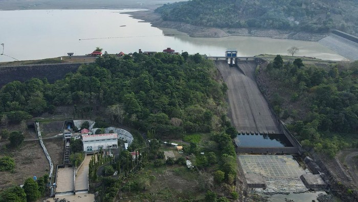 Bendungan Menyusut, PLTA Bili-bili di Sulsel Berhenti Beroperasi Foto udara Pembangkit Listrik Tenaga Air (PLTA) Bili-Bili yang berhenti sementara beroperasi di Kabupaten Gowa, Sulawesi Selatan, Kamis (23/11/2023). PLTA dengan daya sebesar 19,5 megawatt (MW) tersebut berhenti beroperasi selama dua bulan terakhir akibat suplai air dari bendungan Bili-Bili di atasnya menyusut drastis dari normalnya delapan meter kubik per detik menjadi dua meter kubik per detik sebagai dampak dari musim kemarau yang diperparah fenomena El Nino. ANTARA FOTO/Arnas Padda/Spt.