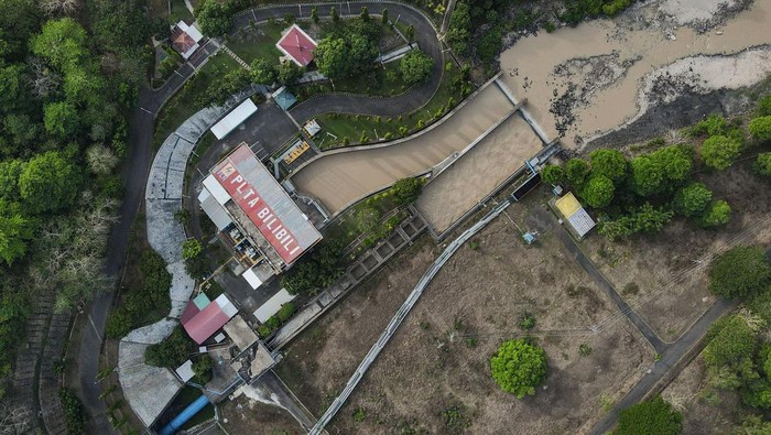 Bendungan Menyusut, PLTA Bili-bili di Sulsel Berhenti Beroperasi Foto udara Pembangkit Listrik Tenaga Air (PLTA) Bili-Bili yang berhenti sementara beroperasi di Kabupaten Gowa, Sulawesi Selatan, Kamis (23/11/2023). PLTA dengan daya sebesar 19,5 megawatt (MW) tersebut berhenti beroperasi selama dua bulan terakhir akibat suplai air dari bendungan Bili-Bili di atasnya menyusut drastis dari normalnya delapan meter kubik per detik menjadi dua meter kubik per detik sebagai dampak dari musim kemarau yang diperparah fenomena El Nino. ANTARA FOTO/Arnas Padda/Spt.