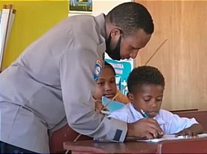 Kisah Bripka Arui Mengajar Siswa SD di Papua Barat Daya Seorang Diri