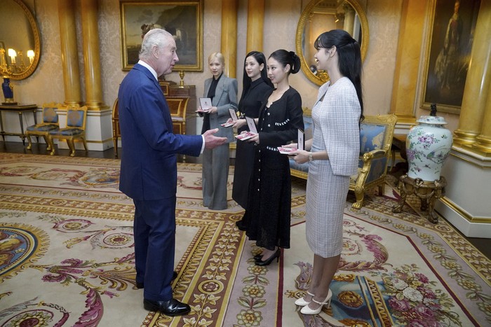 Lisa, Rose, Jisoo dan Jennie berpose dengan medali kehormatan, Anggota Ordo Kerajaan Inggris, yang diberikan kepada mereka sebagai pengakuan atas peran sebagai advokat COP26 pada KTT COP26 di Glasgow 2021, di London, Inggris.