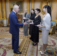 Keempat personel BLACKPINK tampak chic dan elegan mengenakan busana rapi berpotongan tailoring. Lisa mengenakan strapless dress rancangan desainer Thailand Asava Group seharga Rp 11 jutaan. Rose memakai long sleeve, blazer, dan wide-leg pants Saint Laurent yang total harganya mencapai Rp 103 jutaan. Foto: AP/Victoria Jones