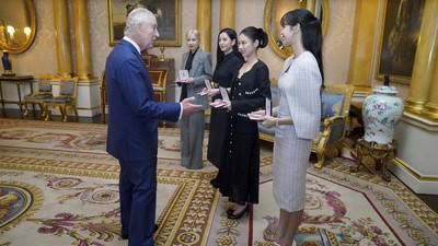 Foto-foto BLACKPINK Terima Bintang Kekaisaran Britania Raya