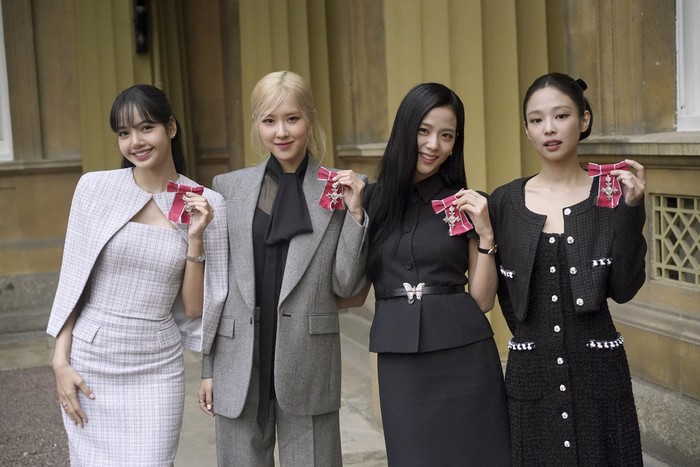 Lisa, Rose, Jisoo dan Jennie berpose dengan medali kehormatan, Anggota Ordo Kerajaan Inggris, yang diberikan kepada mereka sebagai pengakuan atas peran sebagai advokat COP26 pada KTT COP26 di Glasgow 2021, di London, Inggris.