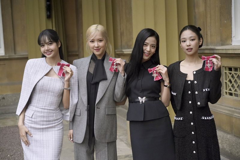 Lisa, Rose, Jisoo dan Jennie berpose dengan medali kehormatan, Anggota Ordo Kerajaan Inggris, yang diberikan kepada mereka sebagai pengakuan atas peran sebagai advokat COP26 pada KTT COP26 di Glasgow 2021, di London, Inggris.