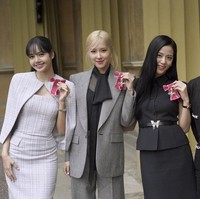 Jisoo tampil all-black dengan top, skirt, dan belt DIOR seharga Rp 101 jutaan. Sedangkan Jennie memakai short jacket dan dress dari koleksi Chanel Fall 2024. Foto: AP/Victoria Jones